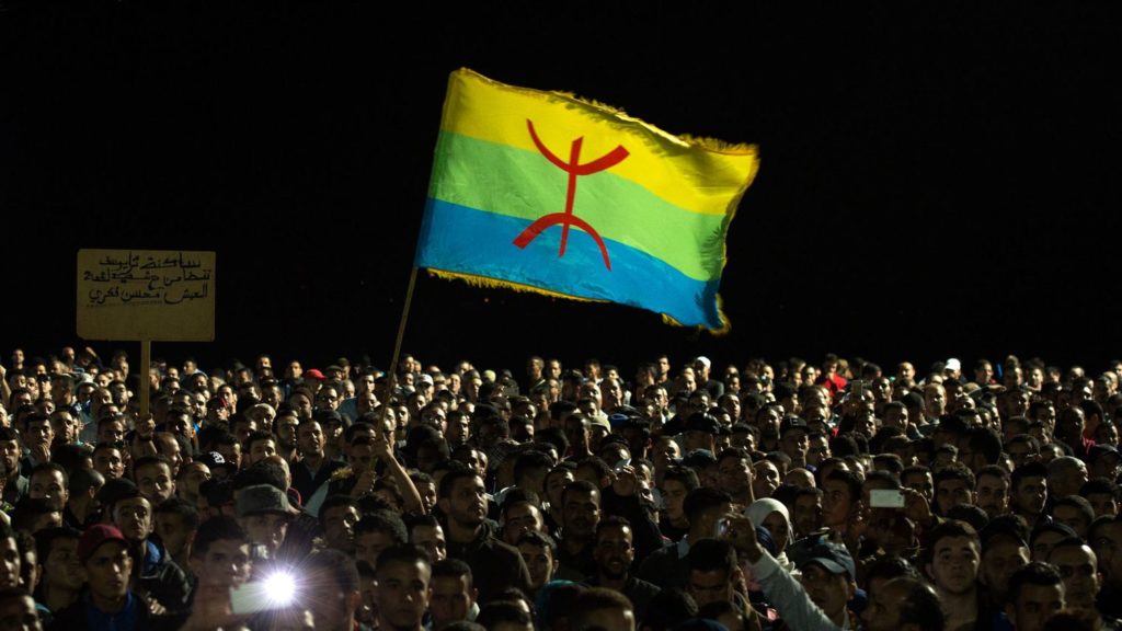 محامو بجاية في إضراب ومقاطعة الجلسات للتنديد بإعتقال حوالي 18 شاب رفعو الراية الأمازيغية