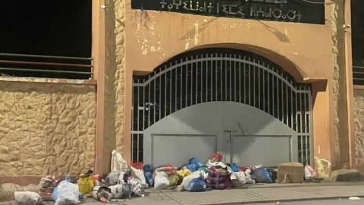 بني ملال: نفايات أمام مقر جماعة فم العنصر احتجاجاً على تردي قطاع النظافة